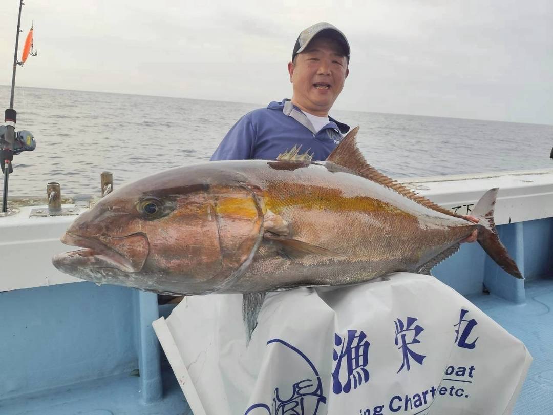 大物カンパチを抱えるお客様